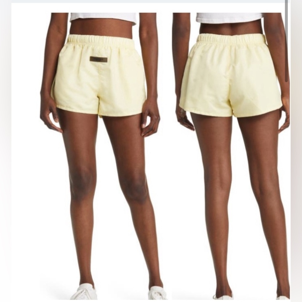 FEAR OF GOD ESSENTIALS
logo-patch track shorts